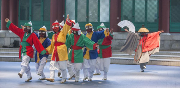 대보수를 마친 ‘서울놀이마당’이 4월6일 송파산대놀이 공연을 시작으로 10월까지 매주 토·일요일 정기 무대를 진행한다. 사진은 산대놀이 공연 모습.