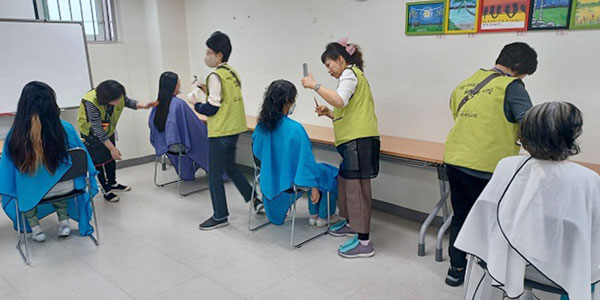 성남시 소재 선한목자교회 이·미용 봉사단원들이 서울동부구치소 여자 수용자를 대상으로 미용 봉사를 하고 있다.
